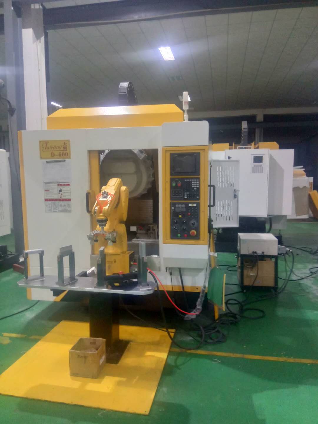 高速钻孔攻牙机D-600 (带机械手，全自动上下料）